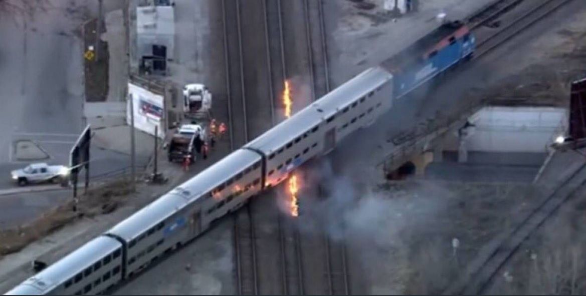 Prenden fuego a las vías del tren de Chicago para combatir el frío