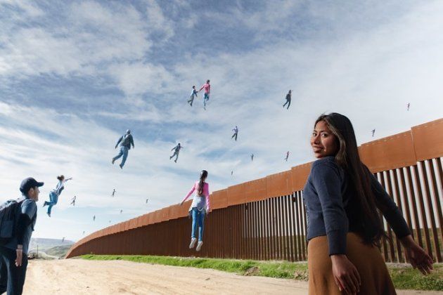 Yalitza Aparicio posa en el muro fronterizo en honor a los migrantes